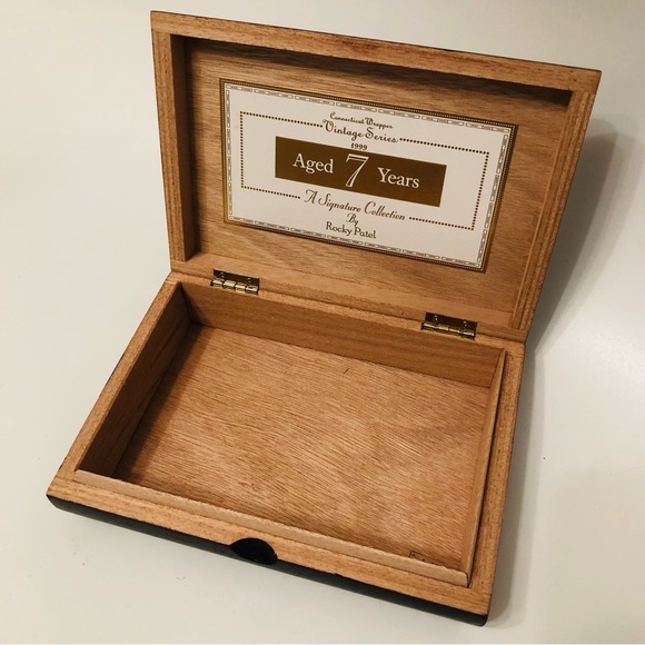 Rocky Patel Petit Corona Wooden Cigar Box - Picture 5 of 16